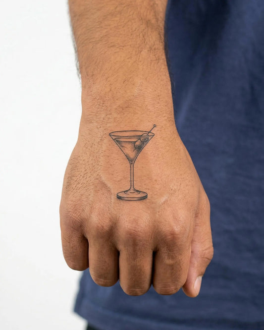 INKON Copa de Martini tatuaje semi-permanente aplicado en un hombre – diseño de 2 x 2 in (5x5cm), apariencia de tinta realista, dura 10 días