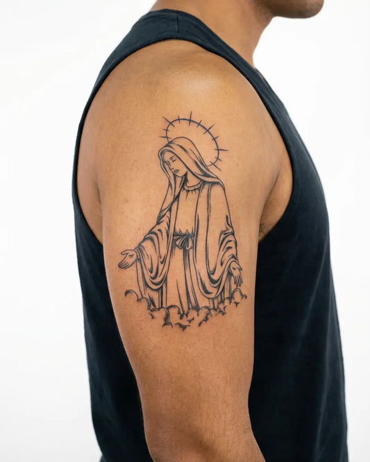 INKON Santa Madre tatuaje semi-permanente aplicado en un hombre – diseño de 4 x 7 in (10x17cm), apariencia de tinta realista, dura 10 días