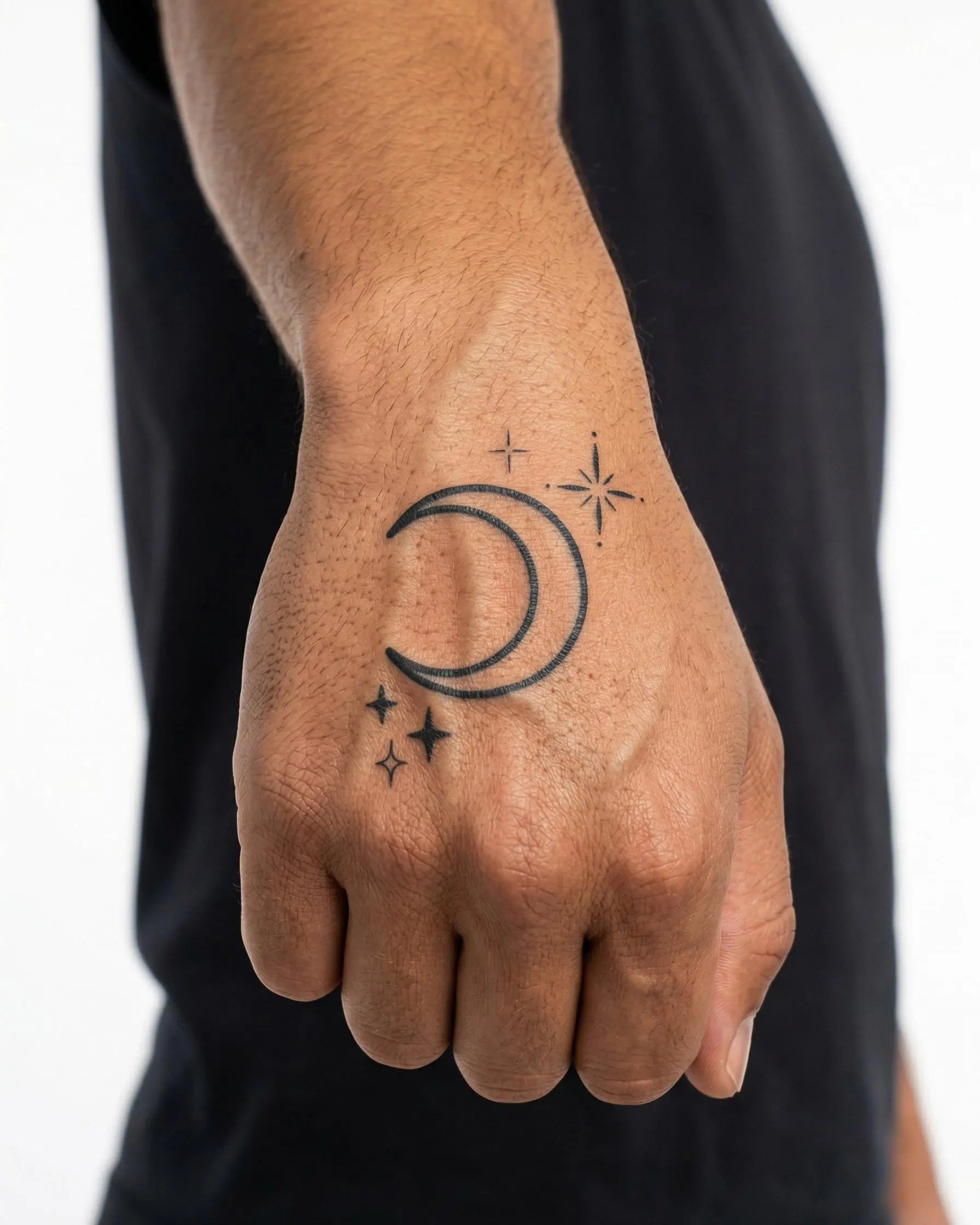 INKON Luna Creciente y Estrellas tatuaje semi-permanente aplicado en un hombre – diseño de 2 x 2 in (5x5cm), apariencia de tinta realista, dura 10 días
