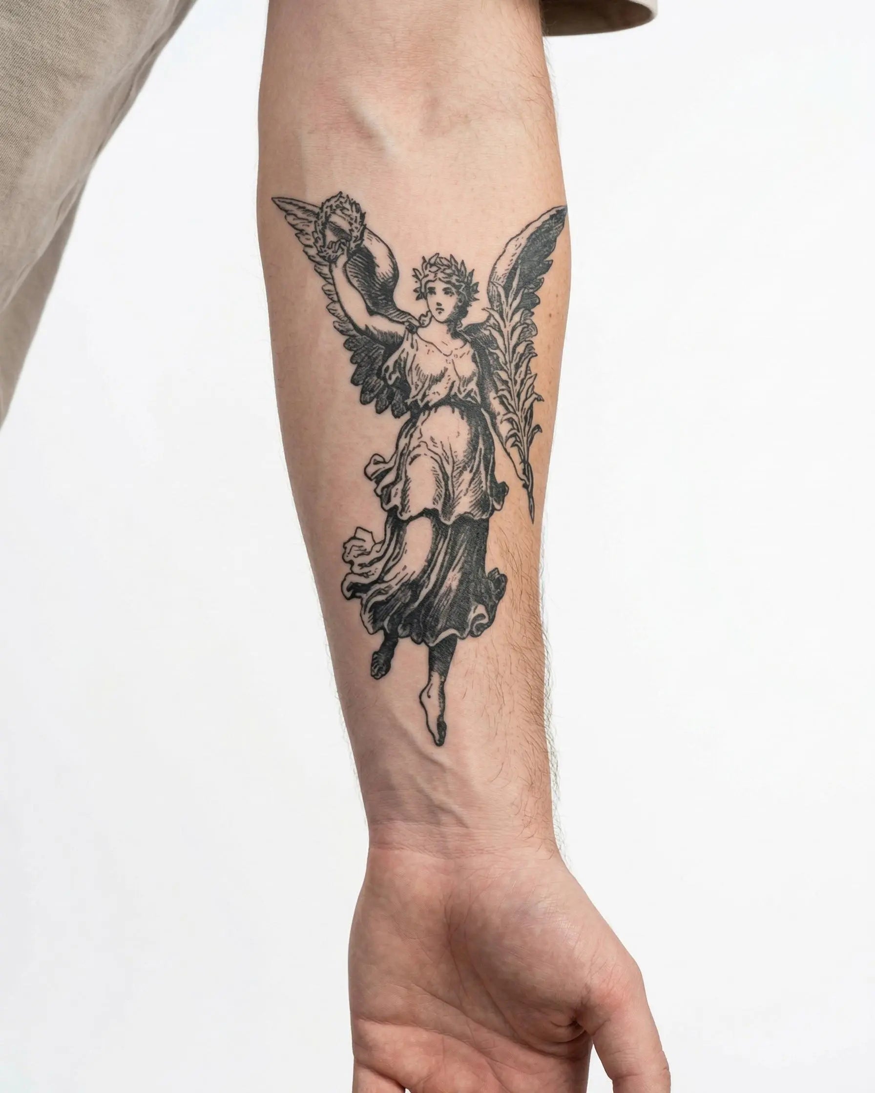 INKON Ángel de la Victoria tatuaje semi-permanente aplicado en un hombre – diseño de 4 x 7 in (10x17cm), apariencia de tinta realista, dura 10 días