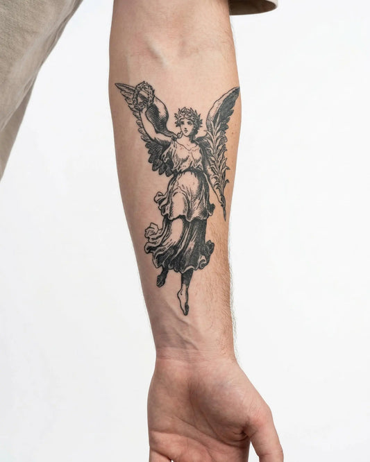 INKON Ángel de la Victoria tatuaje semi-permanente aplicado en un hombre – diseño de 4 x 7 in (10x17cm), apariencia de tinta realista, dura 10 días