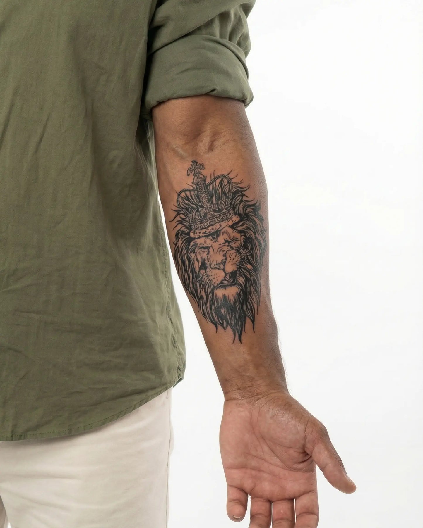 INKON Corona del Rey León tatuaje semi-permanente aplicado en un hombre – diseño de 4 x 7 in (10x17cm), apariencia de tinta realista, dura 10 días