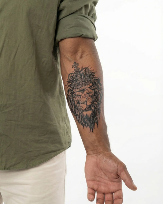 INKON Corona del Rey León tatuaje semi-permanente aplicado en un hombre – diseño de 4 x 7 in (10x17cm), apariencia de tinta realista, dura 10 días