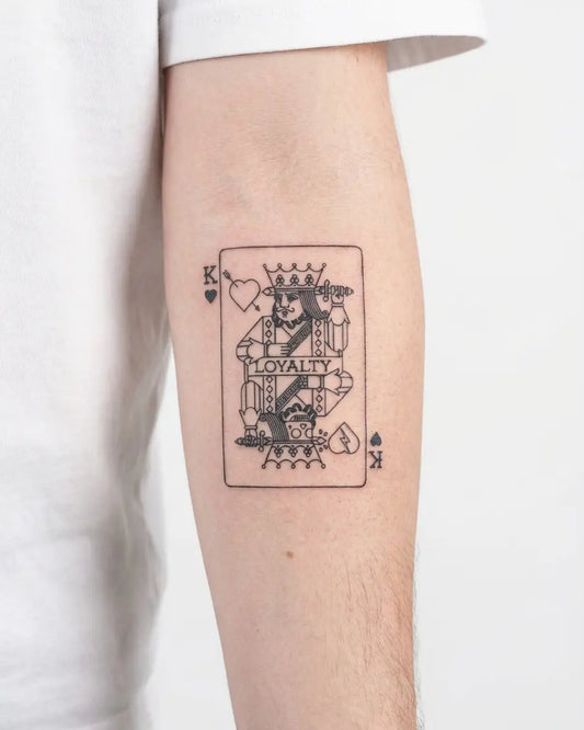 INKON Rey de Corazones - Lealtad tatuaje semi-permanente aplicado en un hombre – diseño de 3 x 4 in (7x10cm), apariencia de tinta realista, dura 10 días