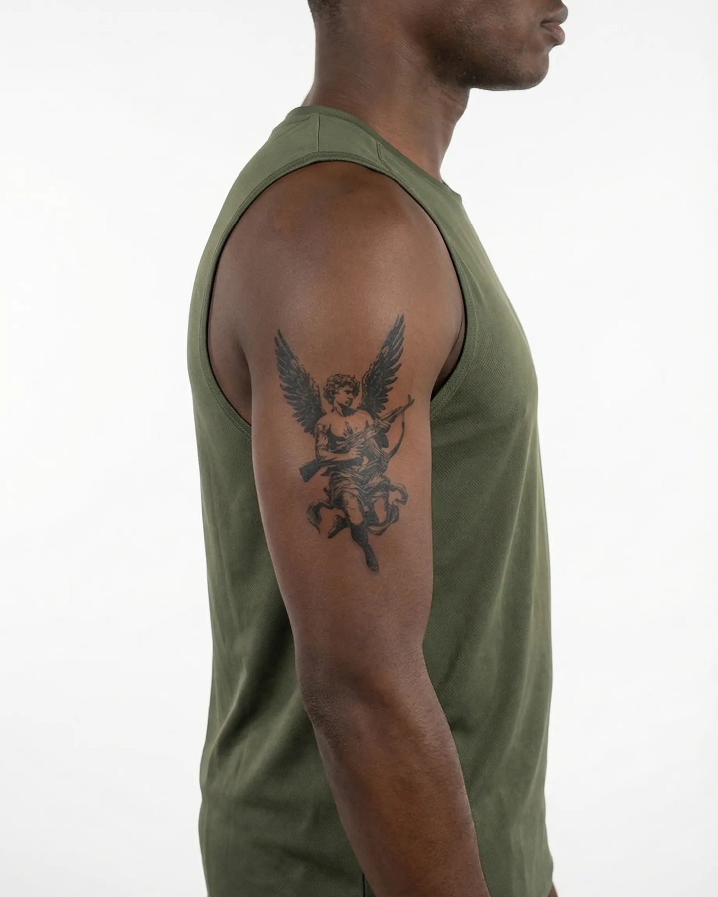INKON Querubín Armado tatuaje semi-permanente aplicado en un hombre – diseño de 4 x 7 in (10x17cm), apariencia de tinta realista, dura 10 días