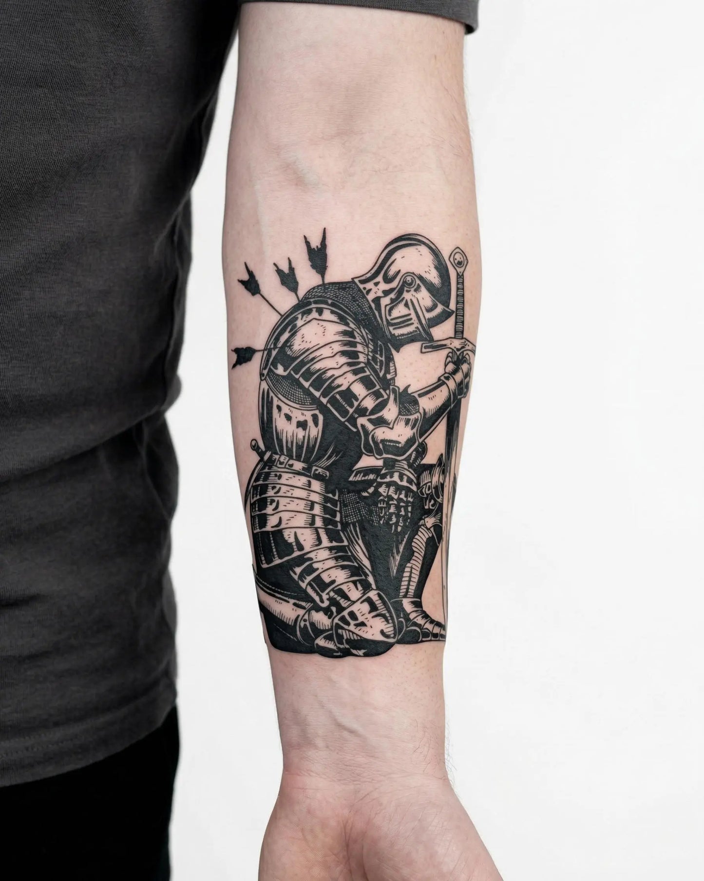 INKON Caballero Caído tatuaje semi-permanente aplicado en un hombre – diseño de 4 x 7 in (10x17cm), apariencia de tinta realista, dura 10 días