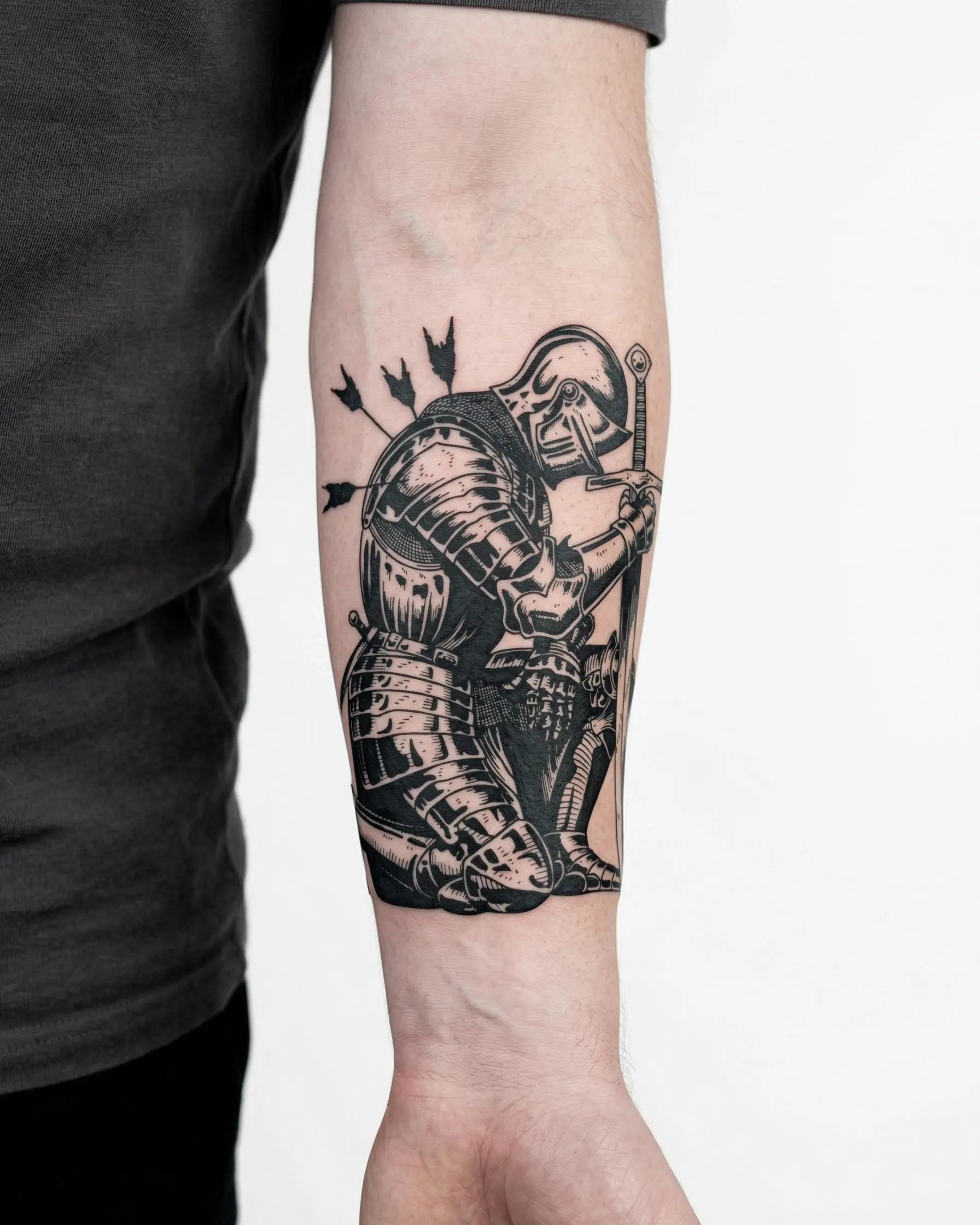 INKON Caballero Caído tatuaje semi-permanente aplicado en un hombre – diseño de 4 x 7 in (10x17cm), apariencia de tinta realista, dura 10 días