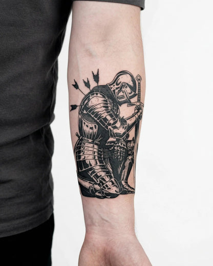 INKON Caballero Caído tatuaje semi-permanente aplicado en un hombre – diseño de 4 x 7 in (10x17cm), apariencia de tinta realista, dura 10 días