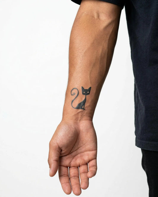 INKON Silueta de Gato Sentado tatuaje semi-permanente aplicado en un hombre – diseño de 2 x 2 in (5x5cm), apariencia de tinta realista, dura 10 días
