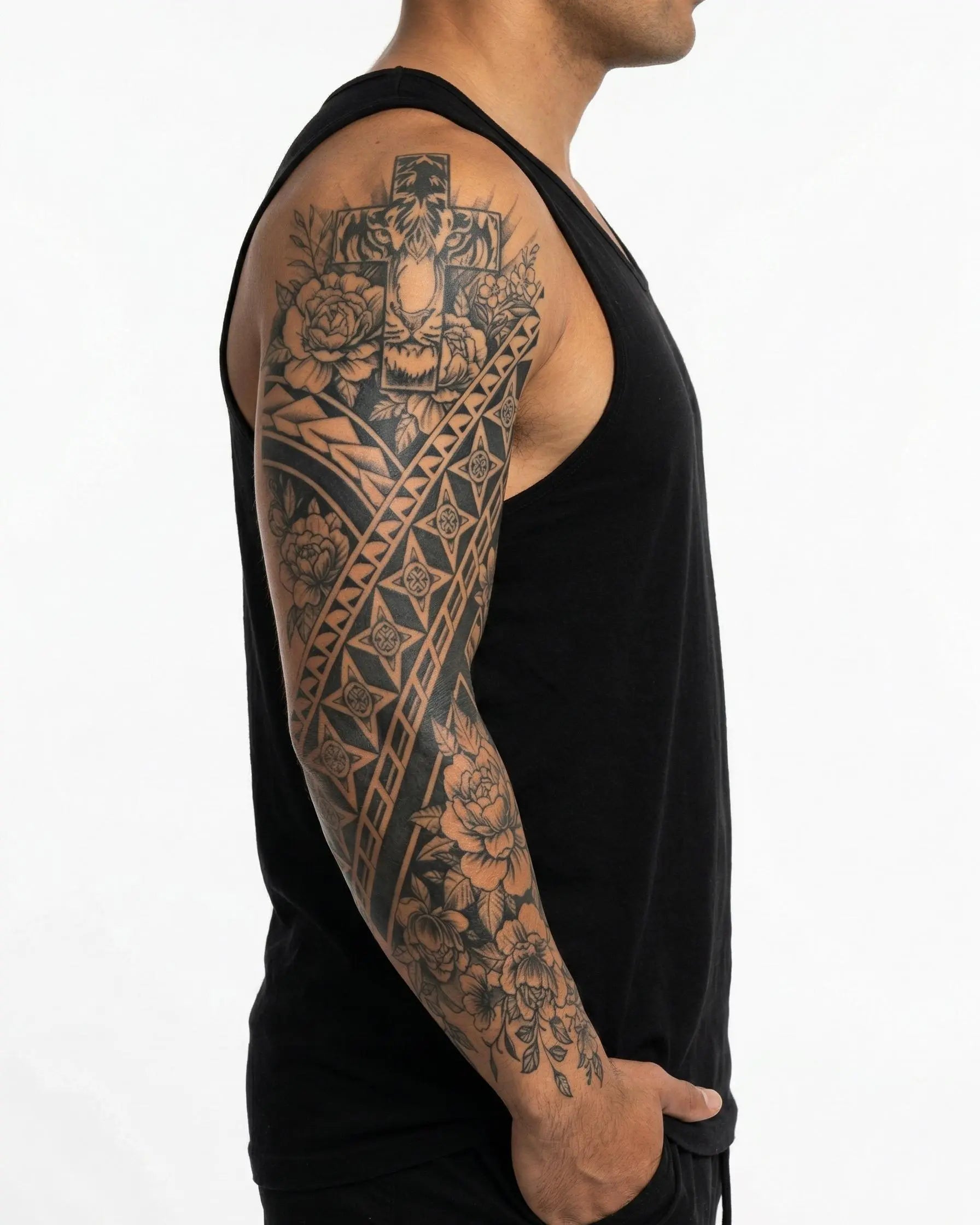 INKON Cruz Tribal y Rosas tatuaje semi-permanente aplicado en un hombre – diseño de 8 x 20 in (20x50cm), apariencia de tinta realista, dura 10 días
