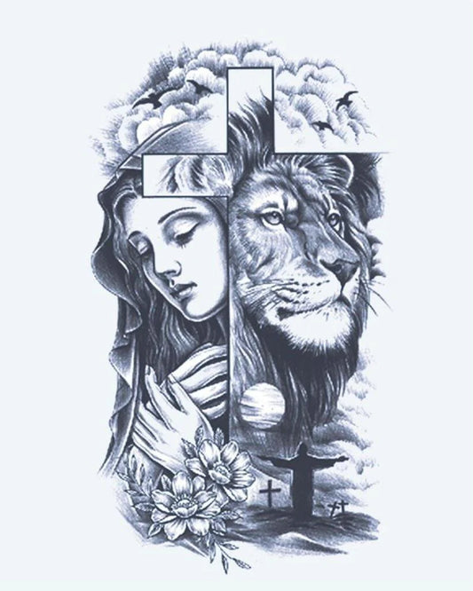 Tatuaje semi-permanente Mujer en Oración, León y Cruz diseño de INKON – ilustración de orando, mujer, león, rostro, dividido, 4 x 7 in (10x17cm), disponible en inkon.co