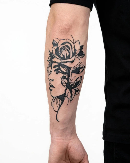INKON Retrato de Mujer y Rosa tatuaje semi-permanente aplicado en un hombre – diseño de 4 x 7 in (10x17cm), apariencia de tinta realista, dura 10 días
