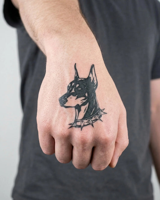 INKON Retrato de Doberman tatuaje semi-permanente aplicado en un hombre – diseño de 2 x 2 in (5x5cm), apariencia de tinta realista, dura 10 días