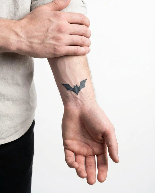 INKON Silueta de Murciélago tatuaje semi-permanente aplicado en un hombre – diseño de 2 x 2 in (5x5cm), apariencia de tinta realista, dura 10 días