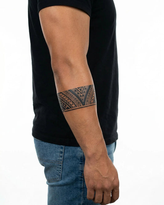 INKON Brazalete Polinesio Patrón-V tatuaje semi-permanente aplicado en un hombre – diseño de 2 x 9 in (5x23cm), apariencia de tinta realista, dura 10 días