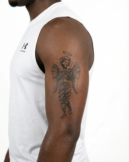 INKON Ángel con Letras tatuaje semi-permanente aplicado en un hombre – diseño de 4 x 7 in (10x17cm), apariencia de tinta realista, dura 10 días