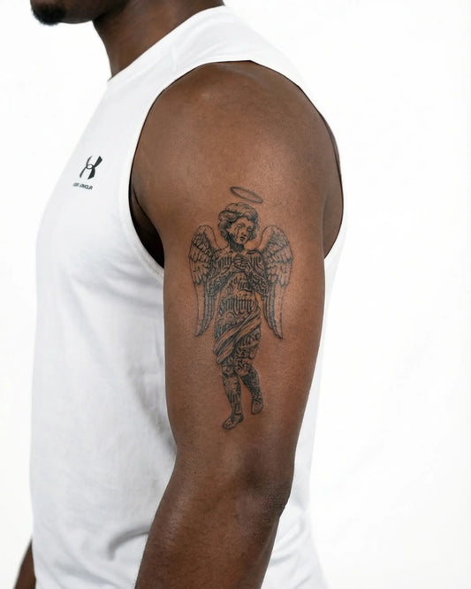 INKON Ángel con Letras tatuaje semi-permanente aplicado en un hombre – diseño de 4 x 7 in (10x17cm), apariencia de tinta realista, dura 10 días