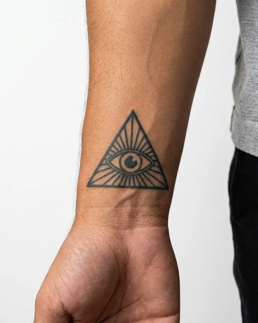 INKON Ojo que Todo lo Ve tatuaje semi-permanente aplicado en un hombre – diseño de 2 x 2 in (5x5cm), apariencia de tinta realista, dura 10 días