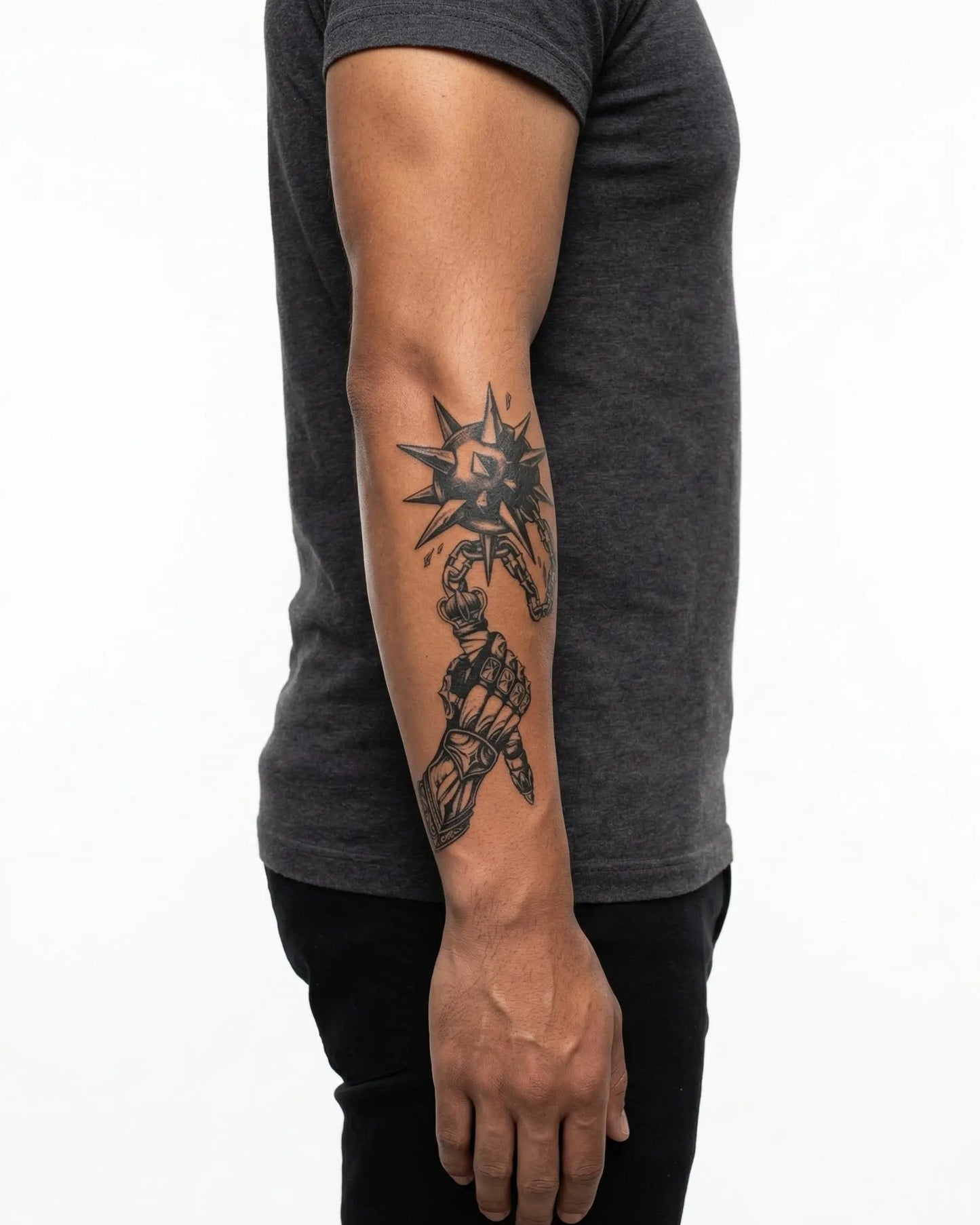 INKON Puño con Armadura y Maza tatuaje semi-permanente aplicado en un hombre – diseño de 4 x 7 in (10x17cm), apariencia de tinta realista, dura 10 días