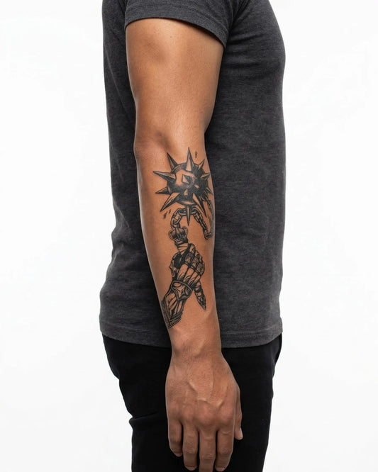 INKON Puño con Armadura y Maza tatuaje semi-permanente aplicado en un hombre – diseño de 4 x 7 in (10x17cm), apariencia de tinta realista, dura 10 días