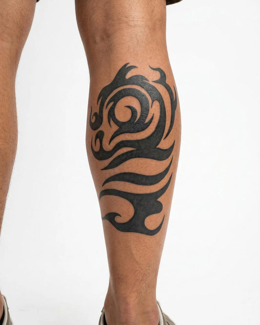 INKON Cabeza de Dragón Tribal tatuaje semi-permanente aplicado en un hombre – diseño de 4 x 7 in (10x17cm), apariencia de tinta realista, dura 10 días