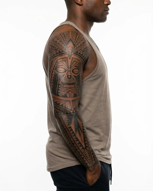 INKON Guerrero Tiki Polinesio tatuaje semi-permanente aplicado en un hombre – diseño de 8 x 20 in (20x50cm), apariencia de tinta realista, dura 10 días