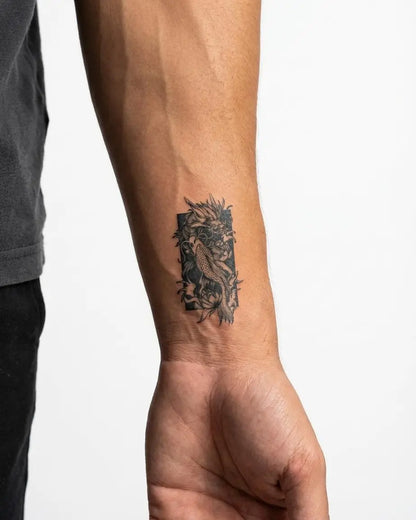 INKON Koi Dragón tatuaje semi-permanente aplicado en un hombre – diseño de 2 x 2 in (5x5cm), apariencia de tinta realista, dura 10 días