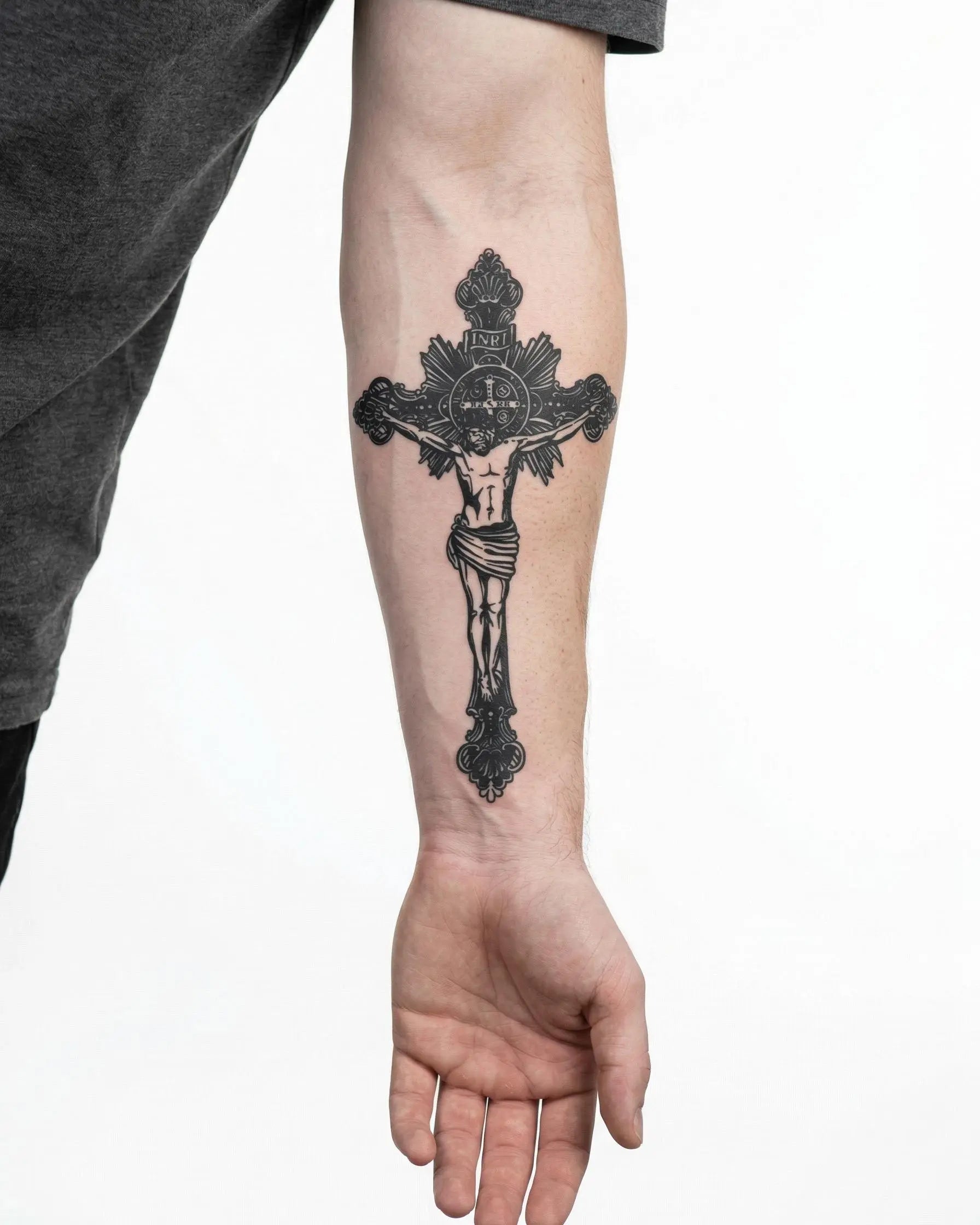 INKON Crucifijo tatuaje semi-permanente aplicado en un hombre – diseño de 4 x 7 in (10x17cm), apariencia de tinta realista, dura 10 días
