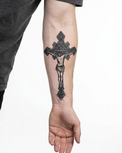 INKON Crucifijo tatuaje semi-permanente aplicado en un hombre – diseño de 4 x 7 in (10x17cm), apariencia de tinta realista, dura 10 días