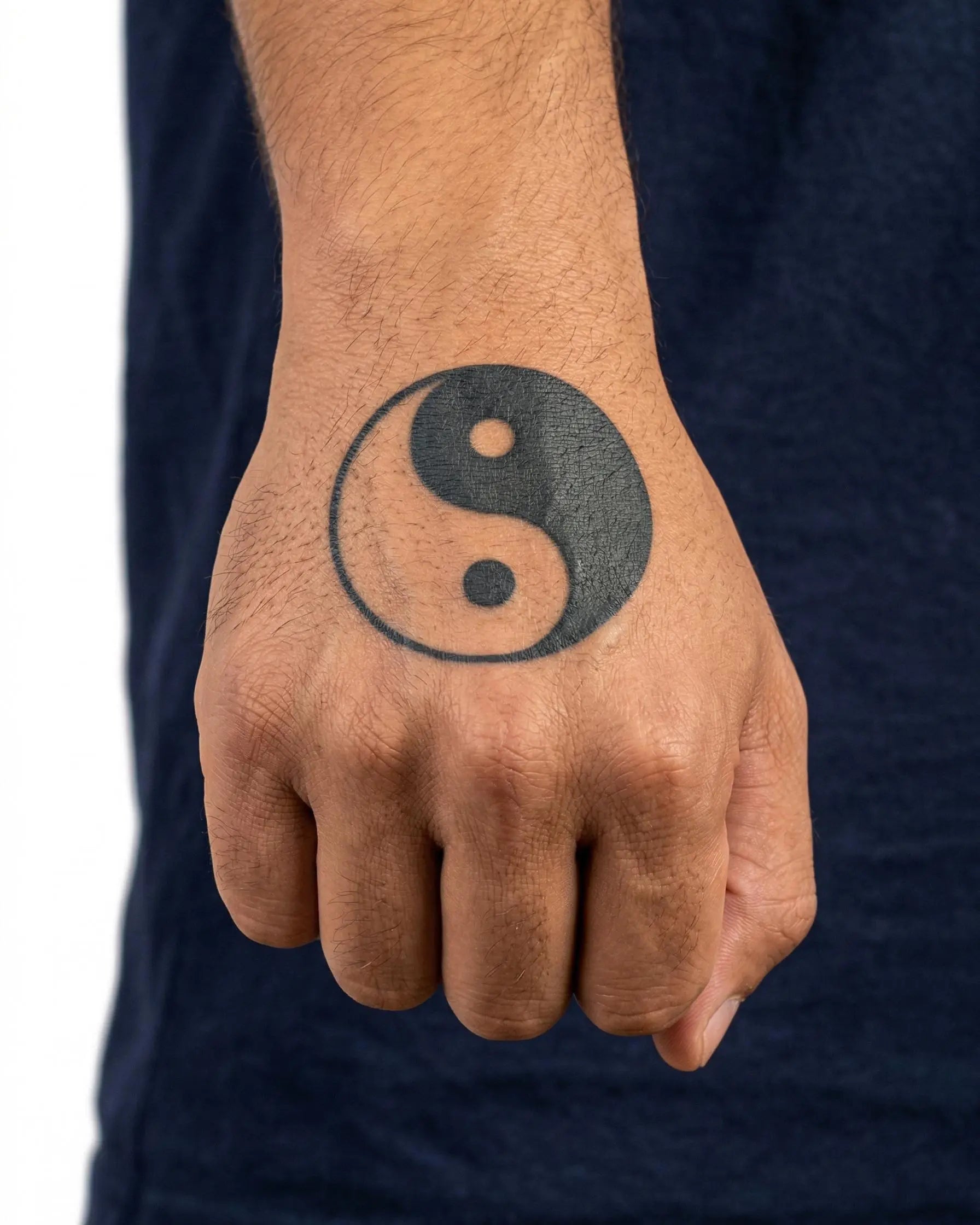 INKON Yin Yang tatuaje semi-permanente aplicado en un hombre – diseño de 2 x 2 in (5x5cm), apariencia de tinta realista, dura 10 días