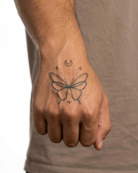 INKON Mariposa Celestial tatuaje semi-permanente aplicado en un hombre – diseño de 2 x 2 in (5x5cm), apariencia de tinta realista, dura 10 días