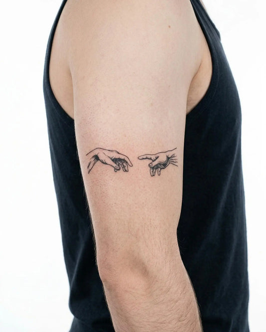 INKON Manos de la Creación tatuaje semi-permanente aplicado en un hombre – diseño de 3 x 4 in (6x11cm), apariencia de tinta realista, dura 10 días