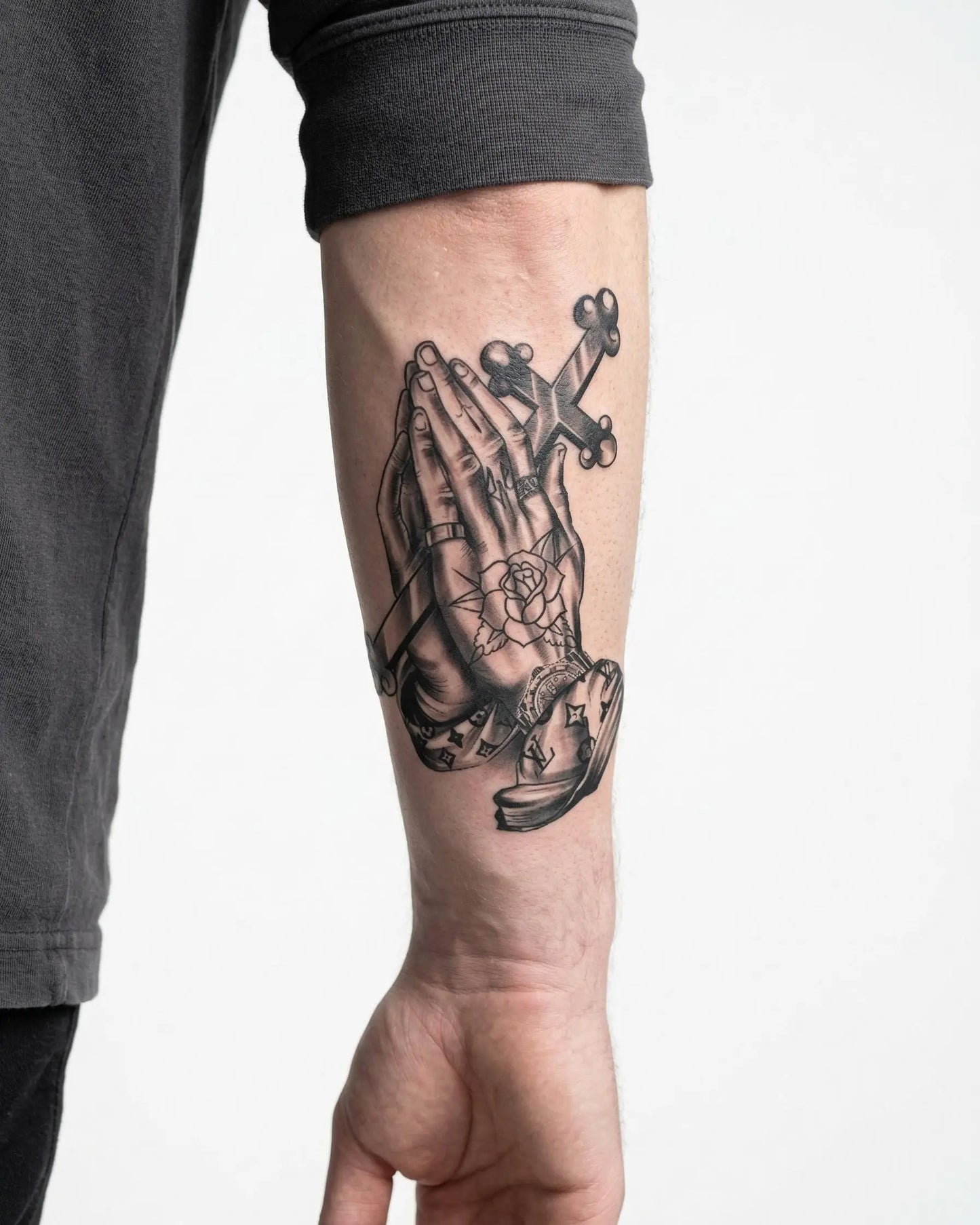 INKON Manos en Oración y Rosario tatuaje semi-permanente aplicado en un hombre – diseño de 4 x 7 in (10x17cm), apariencia de tinta realista, dura 10 días