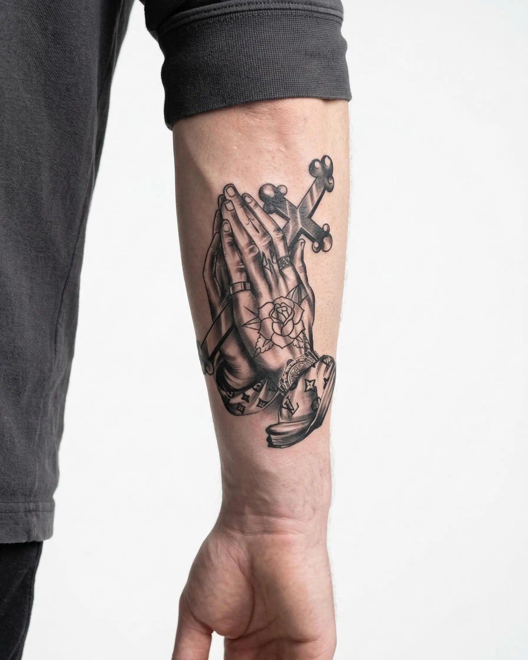 INKON Manos en Oración y Rosario tatuaje semi-permanente aplicado en un hombre – diseño de 4 x 7 in (10x17cm), apariencia de tinta realista, dura 10 días