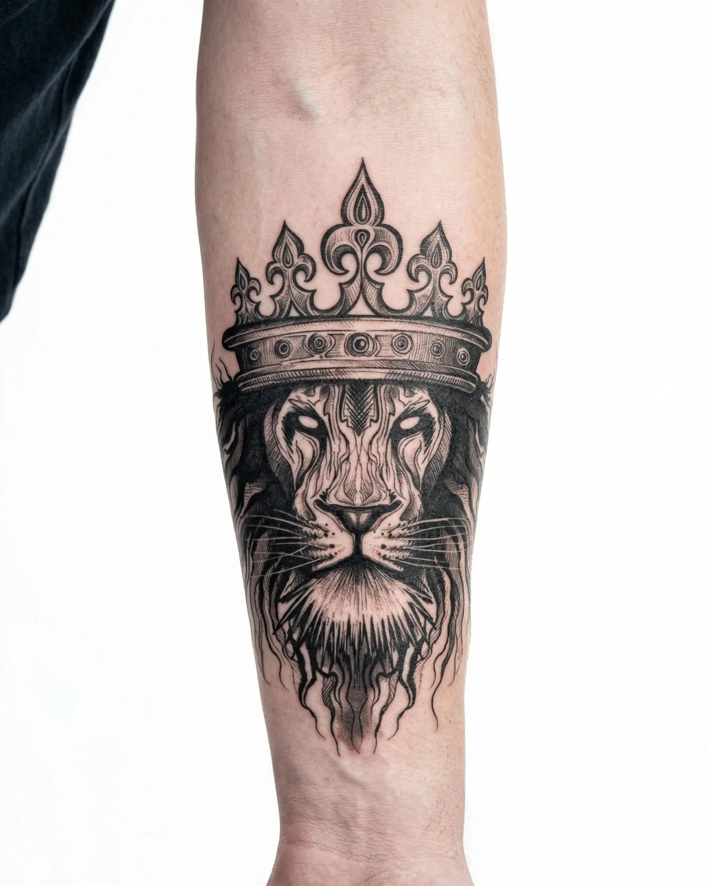 INKON León Coronado tatuaje semi-permanente aplicado en un hombre – diseño de 4 x 7 in (10x17cm), apariencia de tinta realista, dura 10 días