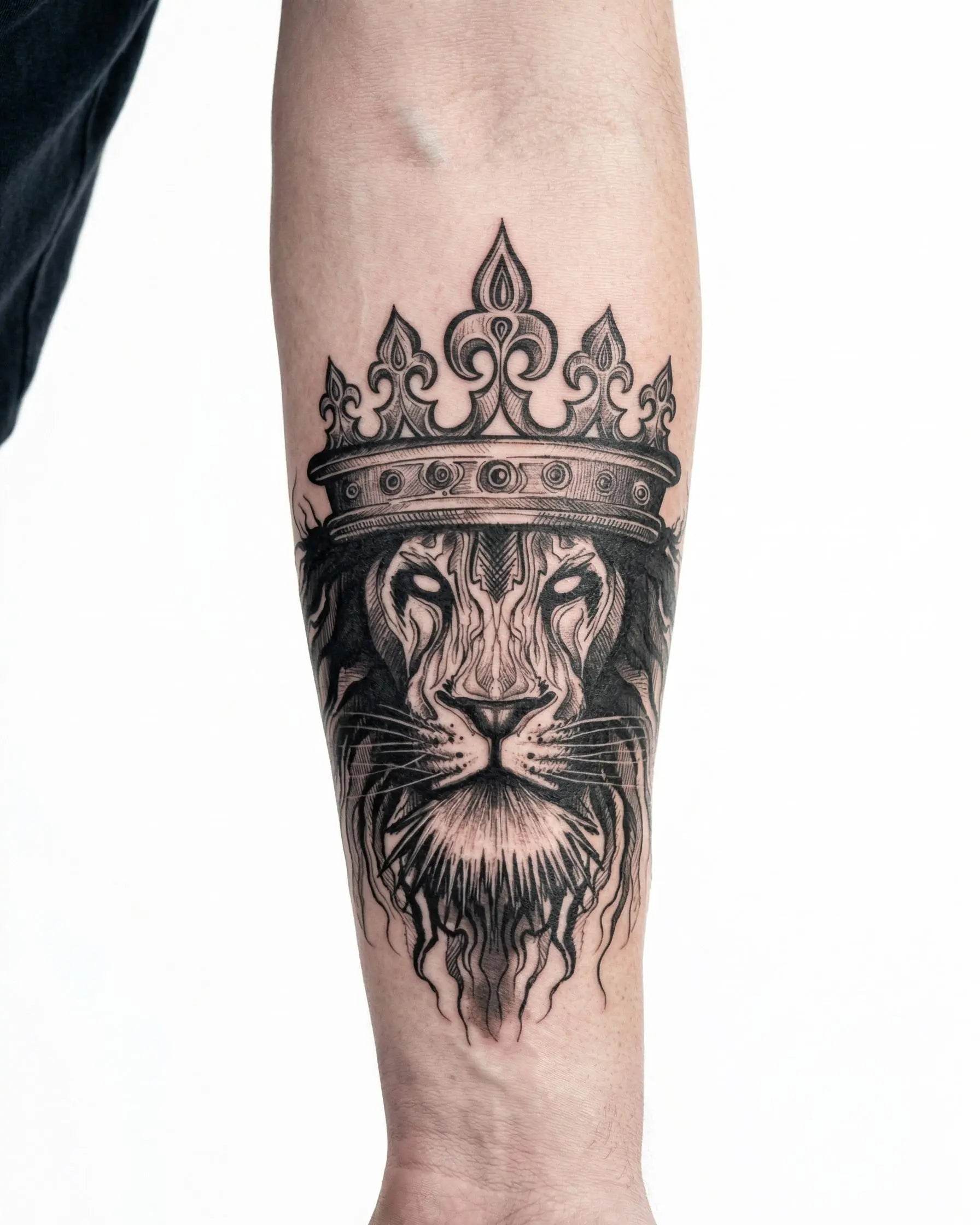 INKON León Coronado tatuaje semi-permanente aplicado en un hombre – diseño de 4 x 7 in (10x17cm), apariencia de tinta realista, dura 10 días