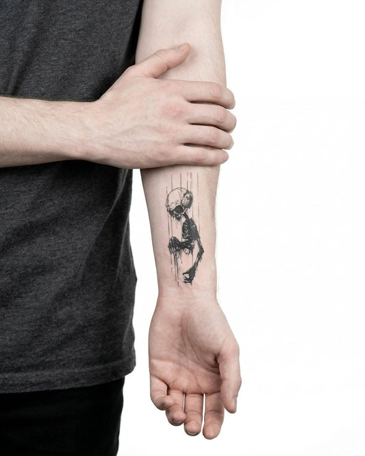 INKON Esqueleto Caído tatuaje semi-permanente aplicado en un hombre – diseño de 3 x 4 in (6x11cm), apariencia de tinta realista, dura 10 días