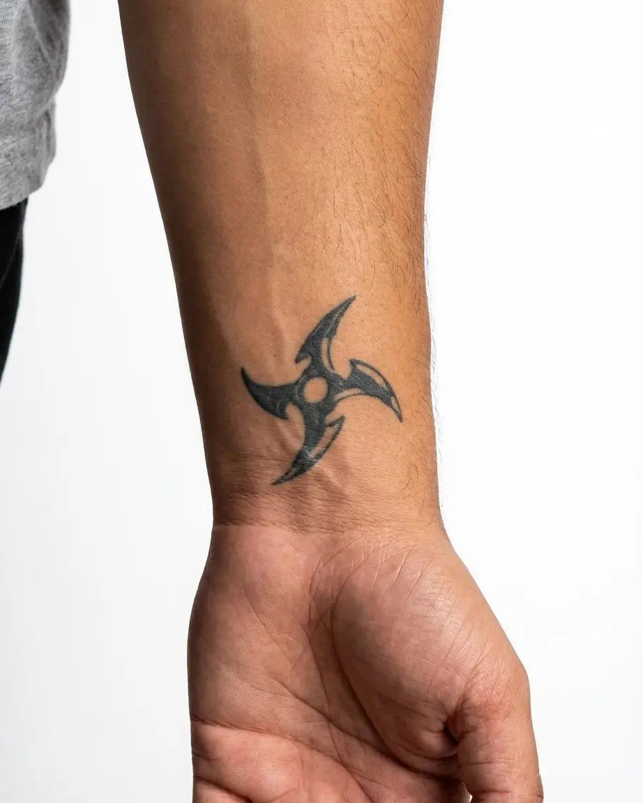 INKON Estrella Ninja tatuaje semi-permanente aplicado en un hombre – diseño de 2 x 2 in (5x5cm), apariencia de tinta realista, dura 10 días