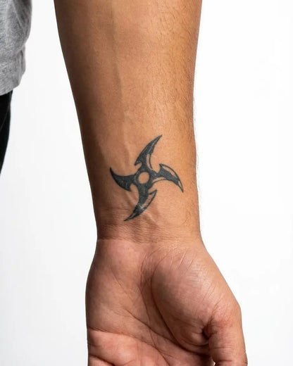 INKON Estrella Ninja tatuaje semi-permanente aplicado en un hombre – diseño de 2 x 2 in (5x5cm), apariencia de tinta realista, dura 10 días