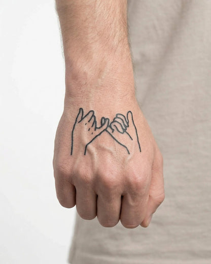 INKON Promesa de Meñique 2 tatuaje semi-permanente aplicado en un hombre – diseño de 2 x 2 in (5x5cm), apariencia de tinta realista, dura 10 días