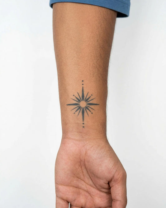 INKON Estrella Radiante tatuaje semi-permanente aplicado en un hombre – diseño de 2 x 2 in (5x5cm), apariencia de tinta realista, dura 10 días