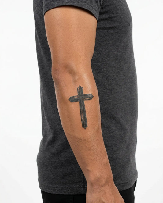 INKON Cruz Rústica tatuaje semi-permanente aplicado en un hombre – diseño de 3 x 4 in (6x11cm), apariencia de tinta realista, dura 10 días