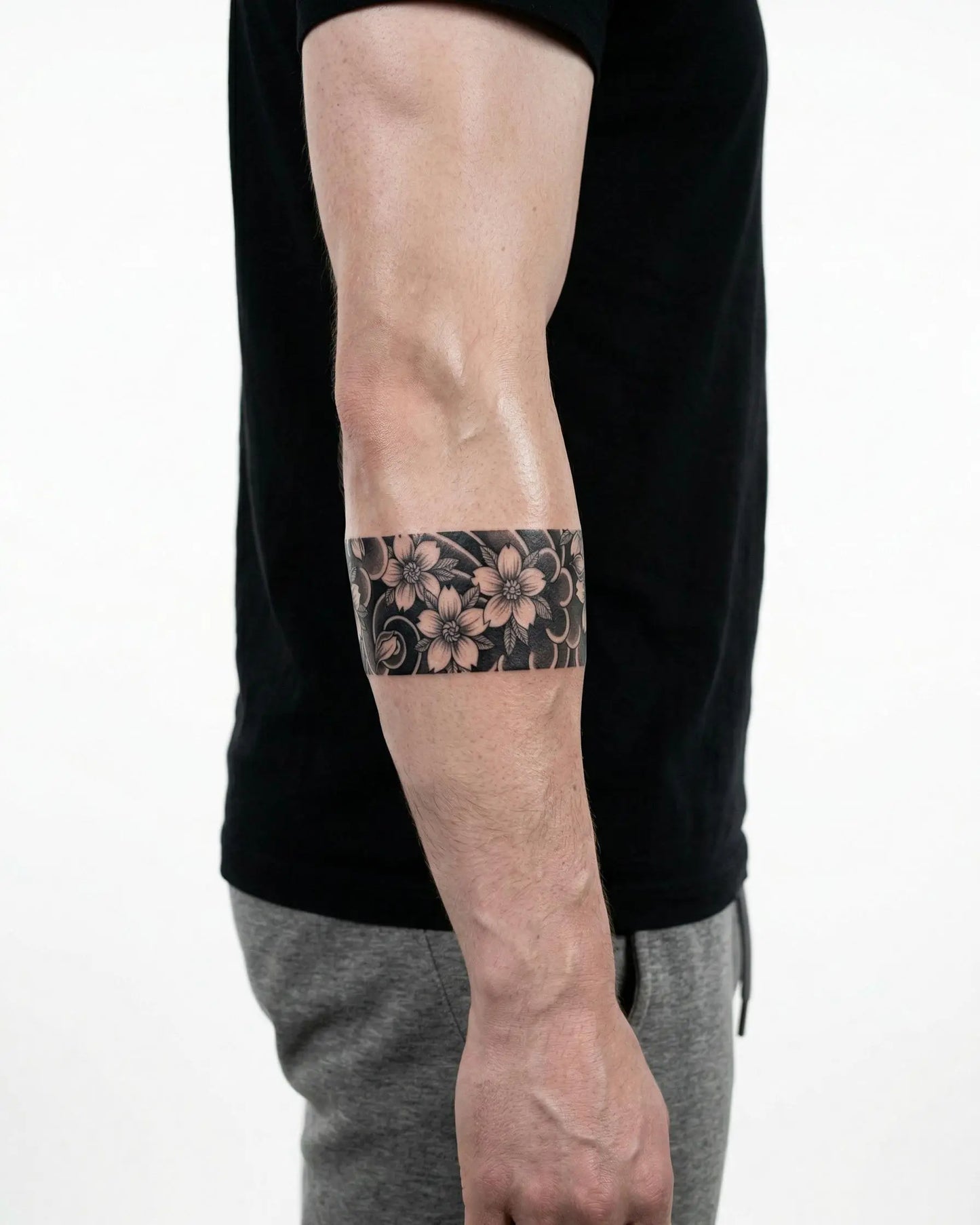 INKON Brazalete de Flor de Cerezo tatuaje semi-permanente aplicado en un hombre – diseño de 2 x 9 in (5x23cm), apariencia de tinta realista, dura 10 días
