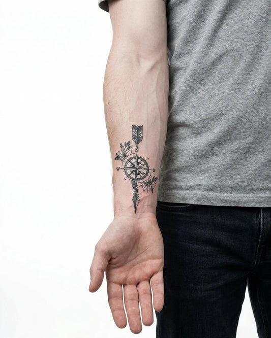 INKON Brújula Floral y Flecha tatuaje semi-permanente aplicado en un hombre – diseño de 3 x 4 in (6x11cm), apariencia de tinta realista, dura 10 días