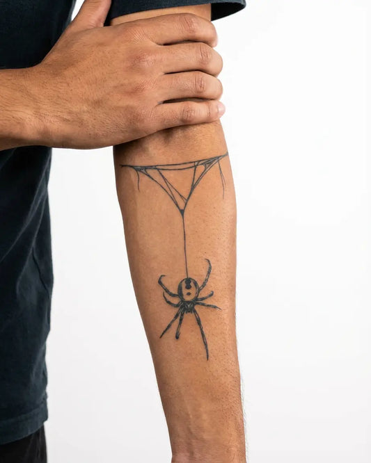 INKON Araña Venenosa en Caída tatuaje semi-permanente aplicado en un hombre – diseño de 4 x 7 in (10x17cm), apariencia de tinta realista, dura 10 días