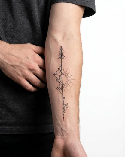 INKON Flecha Natural tatuaje semi-permanente aplicado en un hombre – diseño de 4 x 7 in (10x17cm), apariencia de tinta realista, dura 10 días