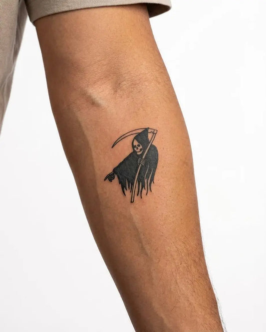 INKON Segador Siniestro 2 tatuaje semi-permanente aplicado en un hombre – diseño de 2 x 2 in (5x5cm), apariencia de tinta realista, dura 10 días