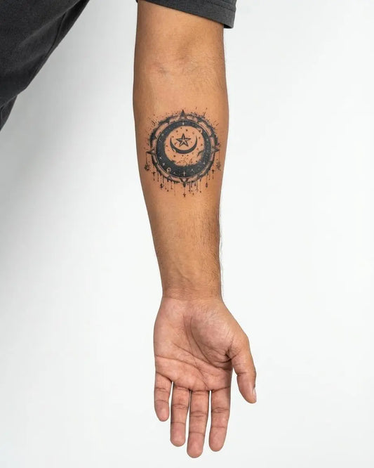 INKON Luna y Estrella Celestial tatuaje semi-permanente aplicado en un hombre – diseño de 3 x 4 in (7x10cm), apariencia de tinta realista, dura 10 días