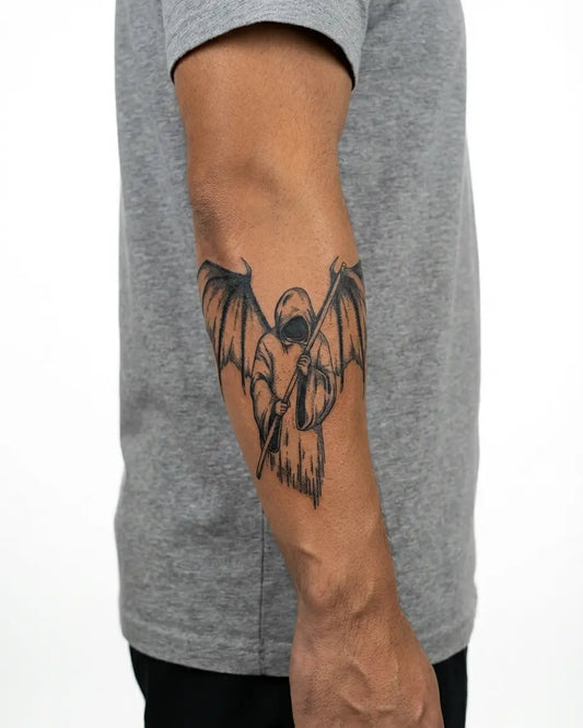 INKON Segador Alado tatuaje semi-permanente aplicado en un hombre – diseño de 4 x 7 in (10x17cm), apariencia de tinta realista, dura 10 días