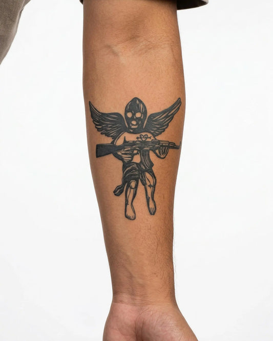 INKON Querubín con Máscara tatuaje semi-permanente aplicado en un hombre – diseño de 3 x 4 in (7x10cm), apariencia de tinta realista, dura 10 días